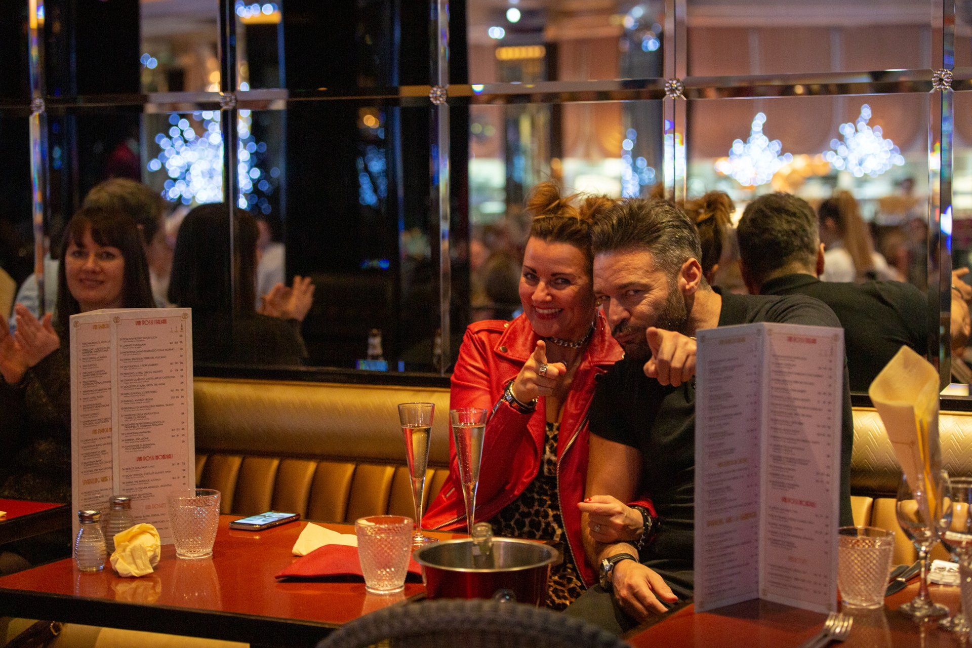 A group of people are sitting at a table in a restaurant.