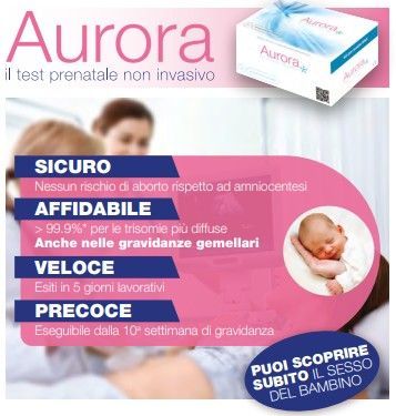 mano marca  tubo di campione sangue