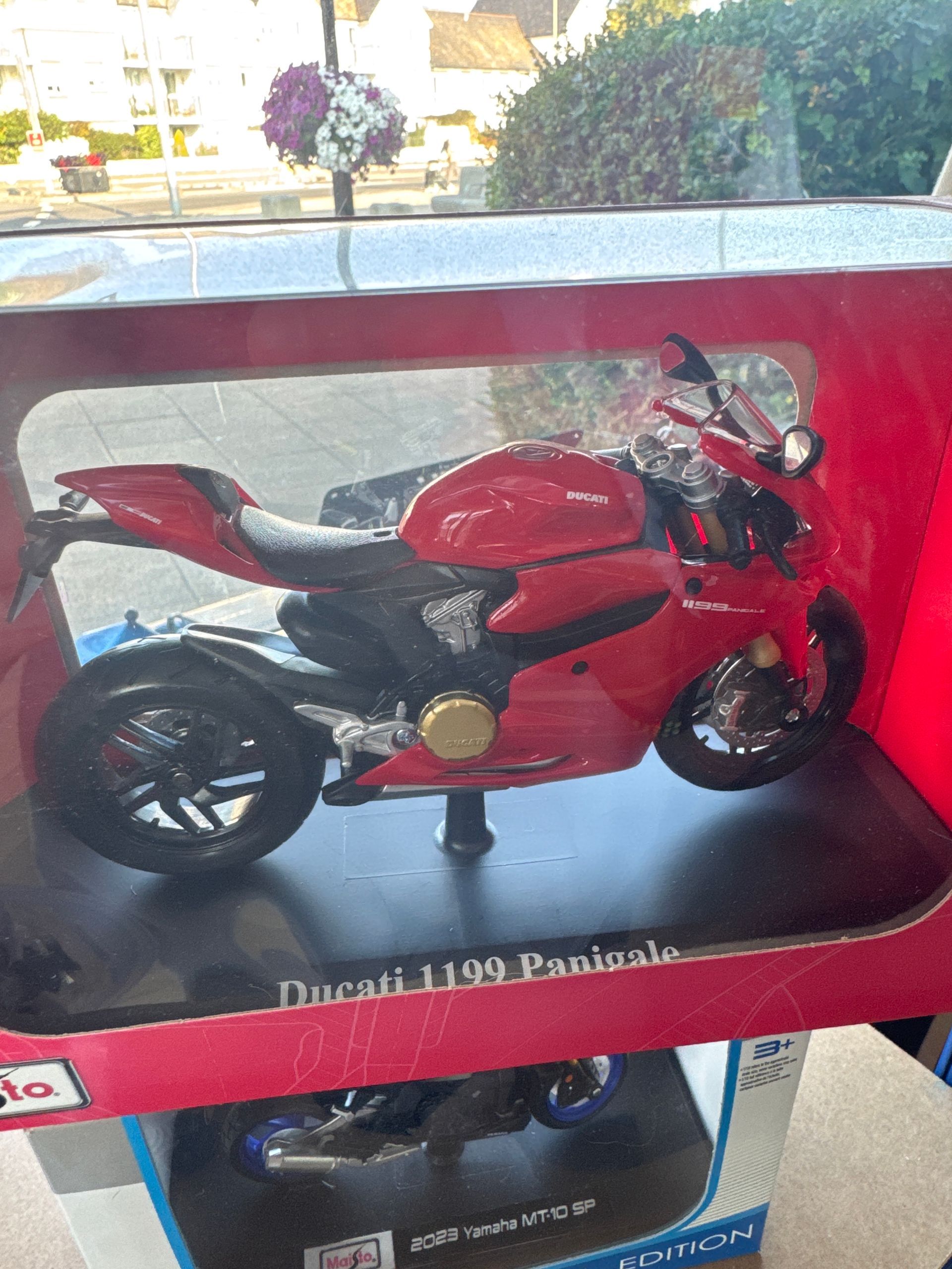 Ducati 1199 Panigale Red 1:12