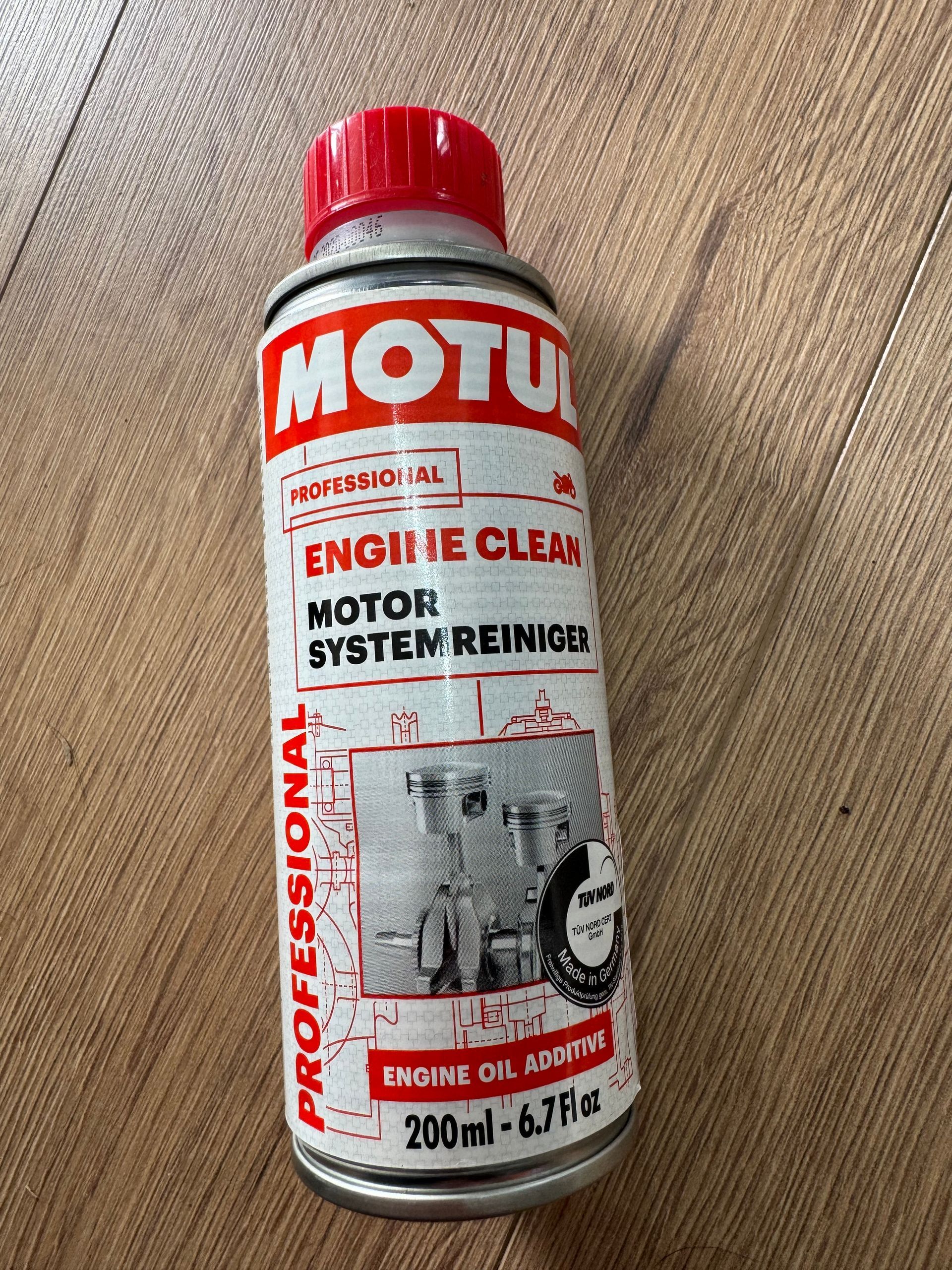 Motul engine clean oil additive