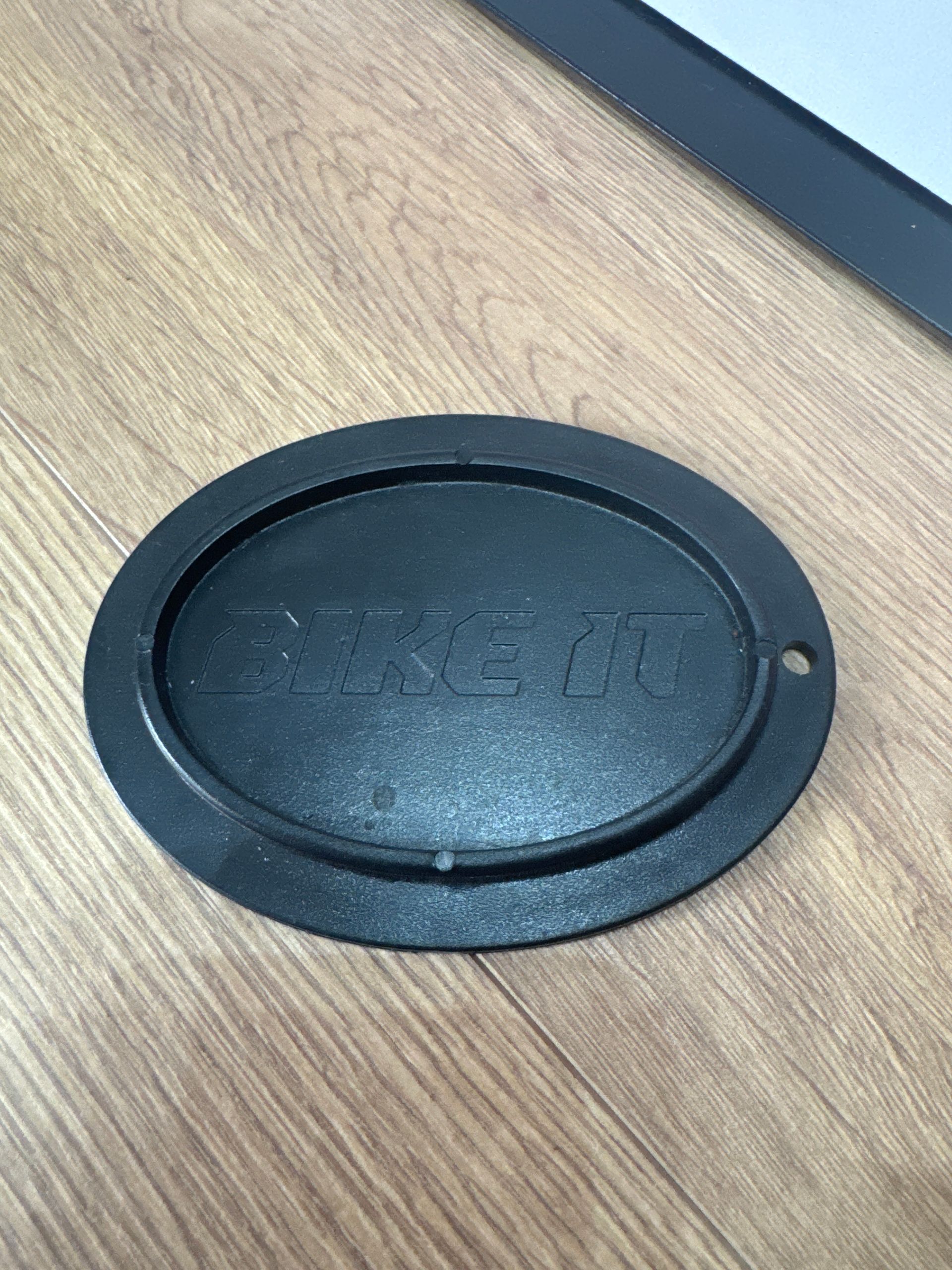 Oval Puck Stand