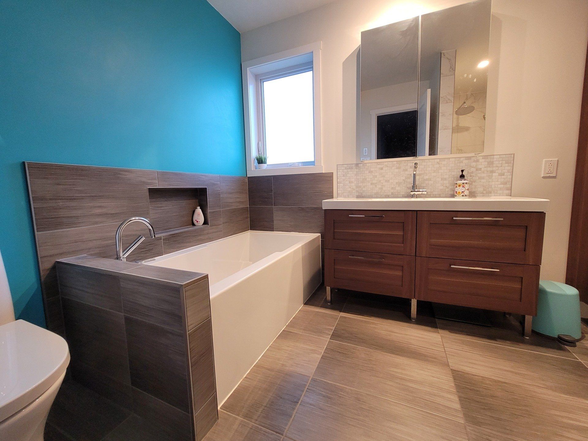 Une salle de bain avec baignoire, lavabo et WC.
