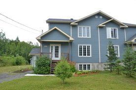 Une grande maison bleue avec beaucoup de fenêtres