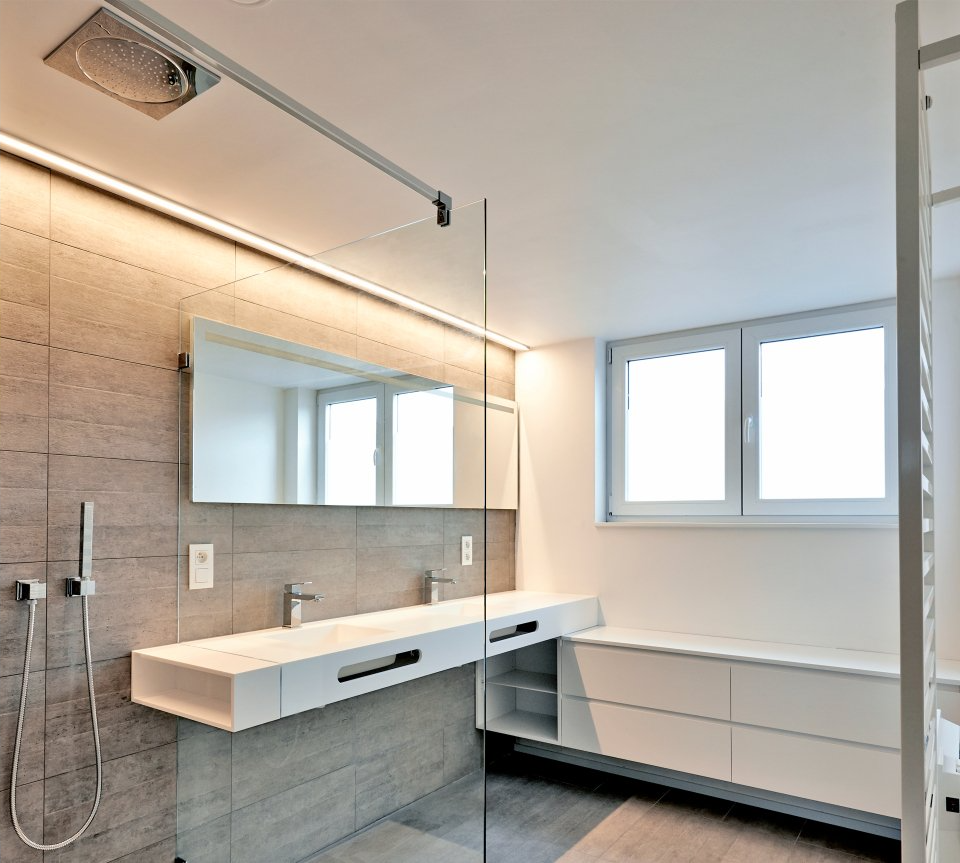 Une salle de bain avec deux lavabos et une douche à l'italienne