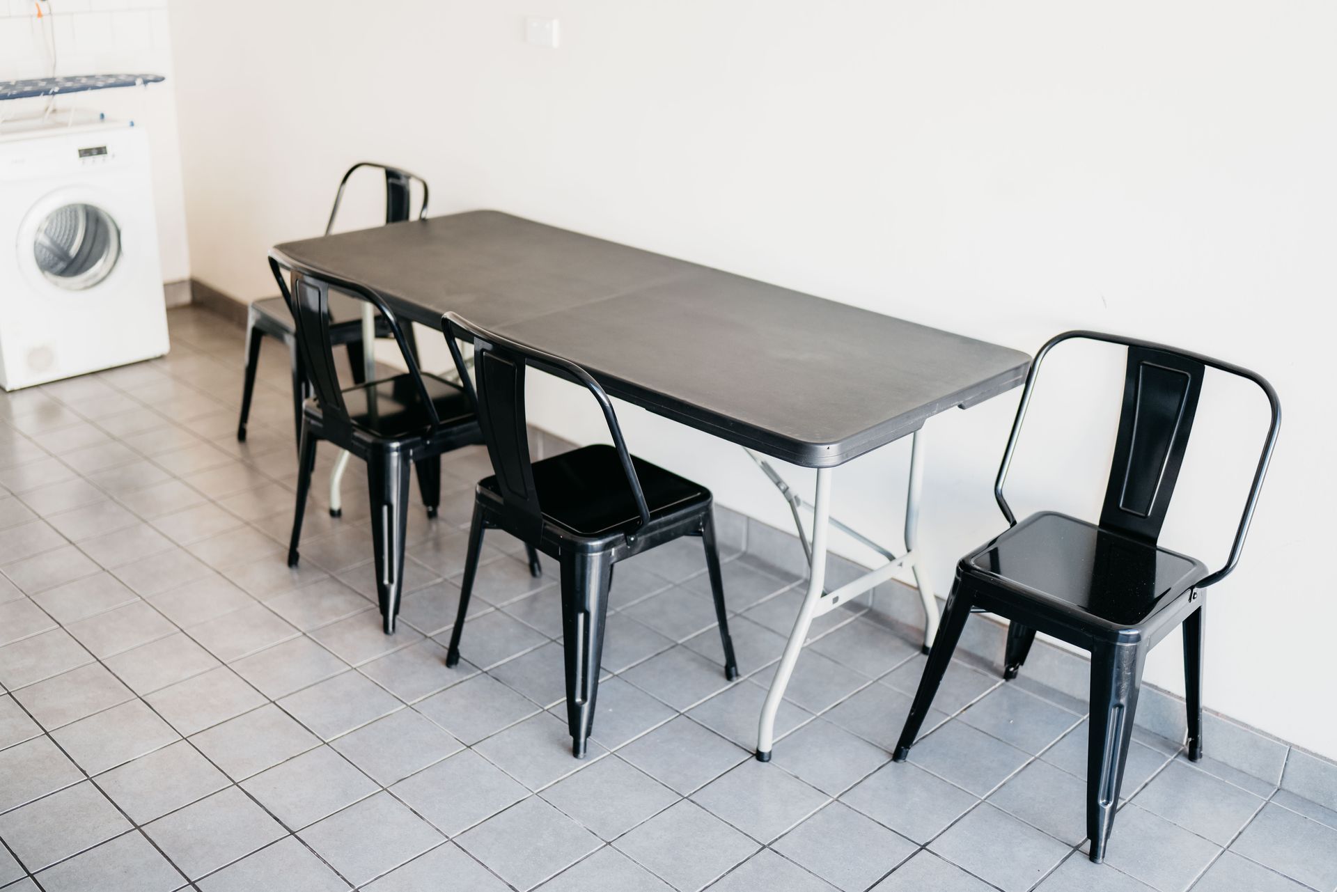 Motel Poinsettia with reception hours
