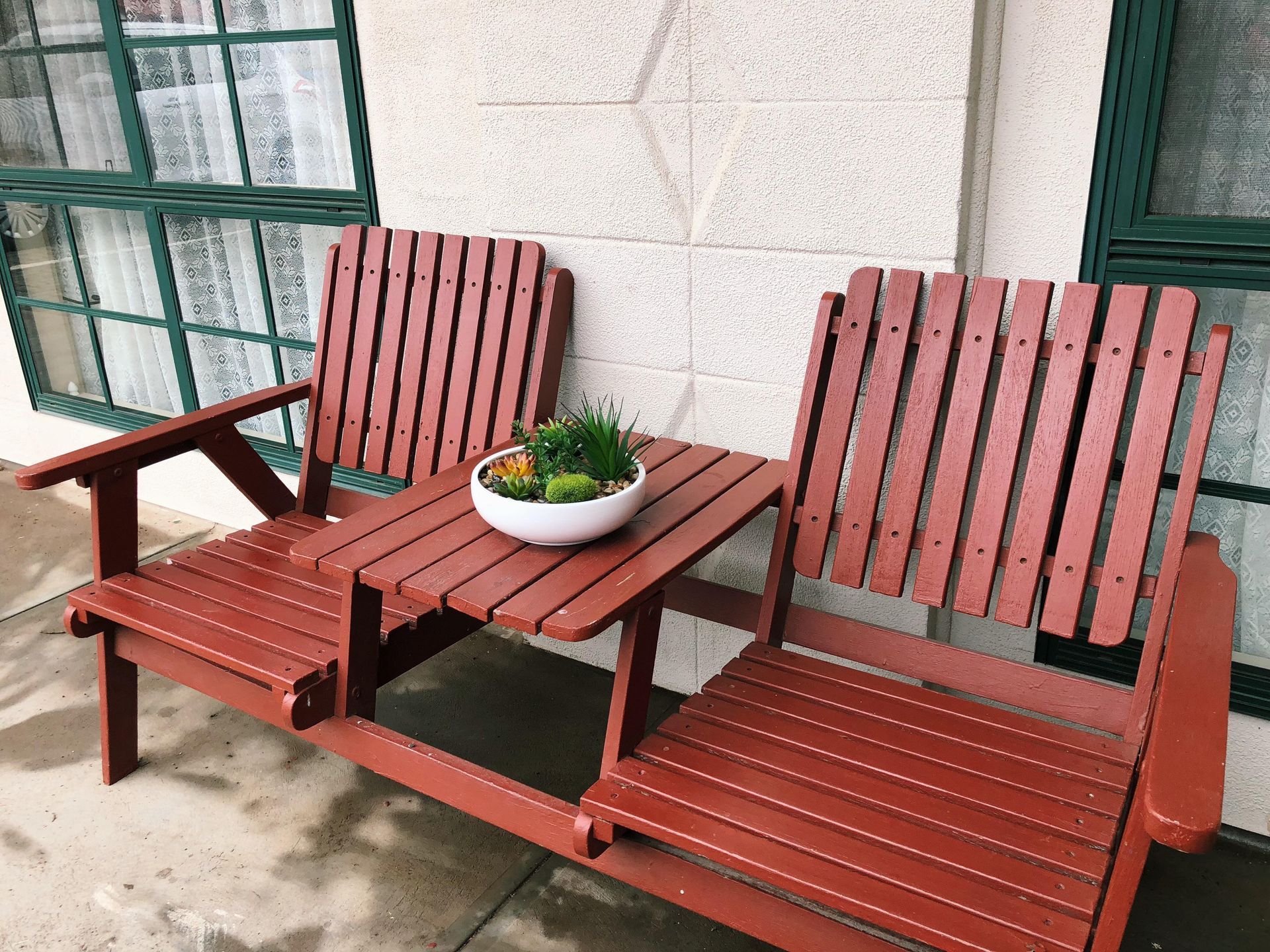 Motel Poinsettia with reception hours
