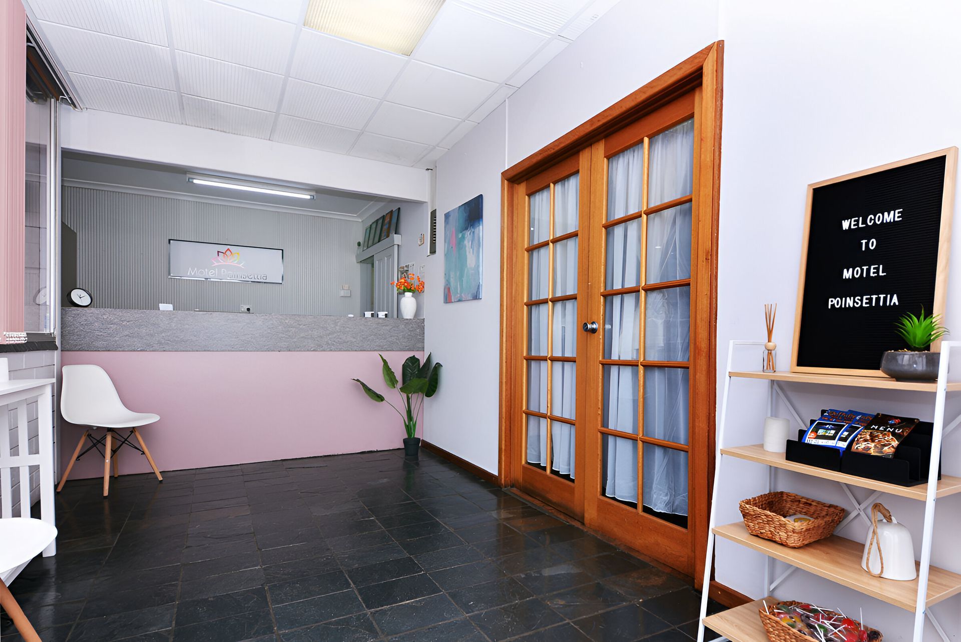 Motel Poinsettia with reception hours
