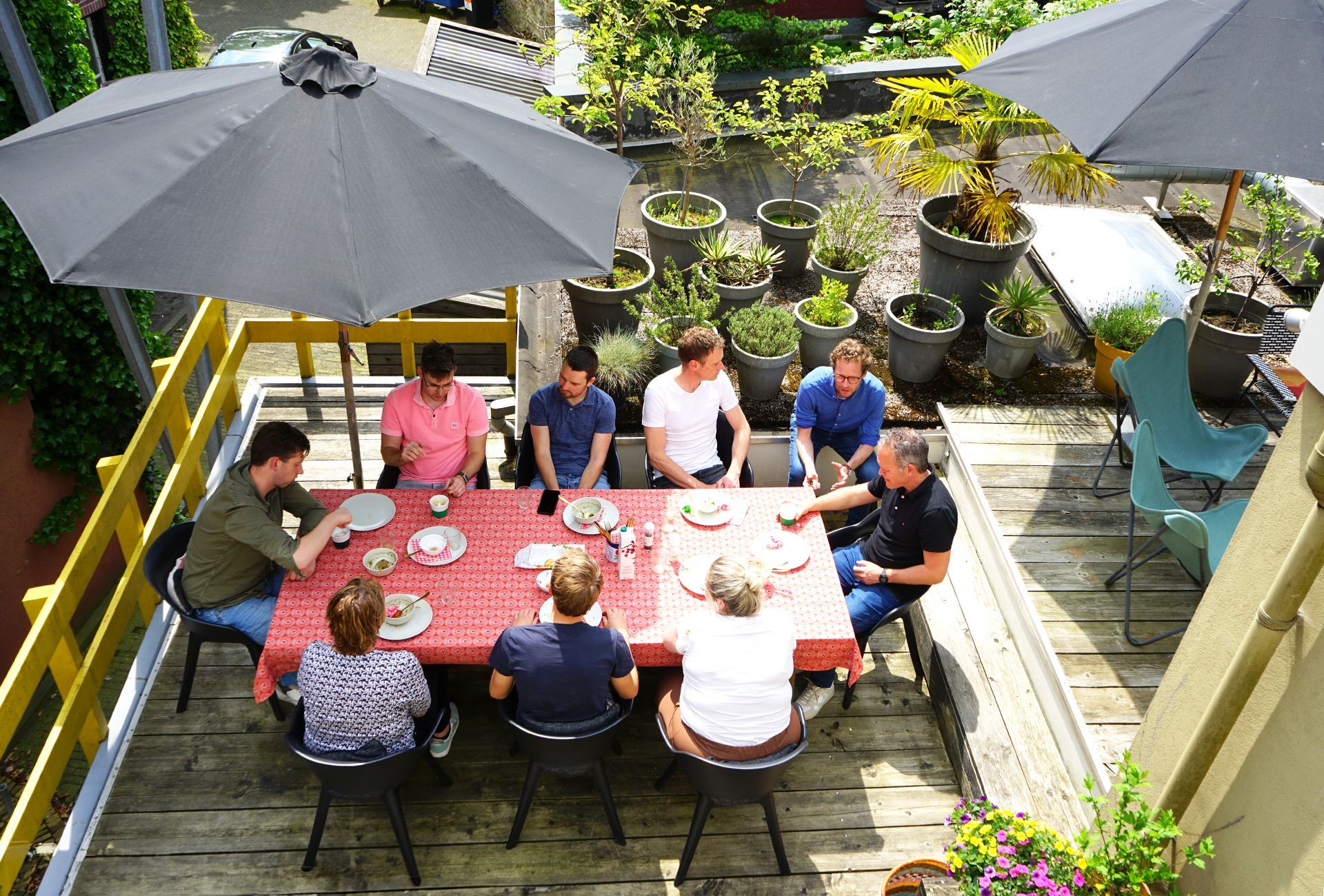 De vergaderruimte, de tafel op het dakterras