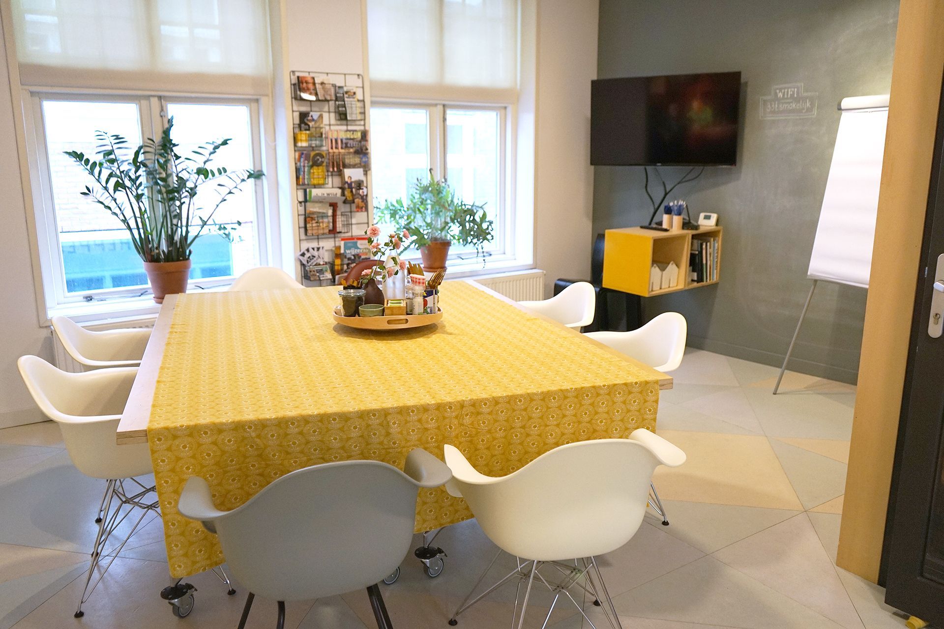 De vergaderruimte, de tafel en het beeldscherm