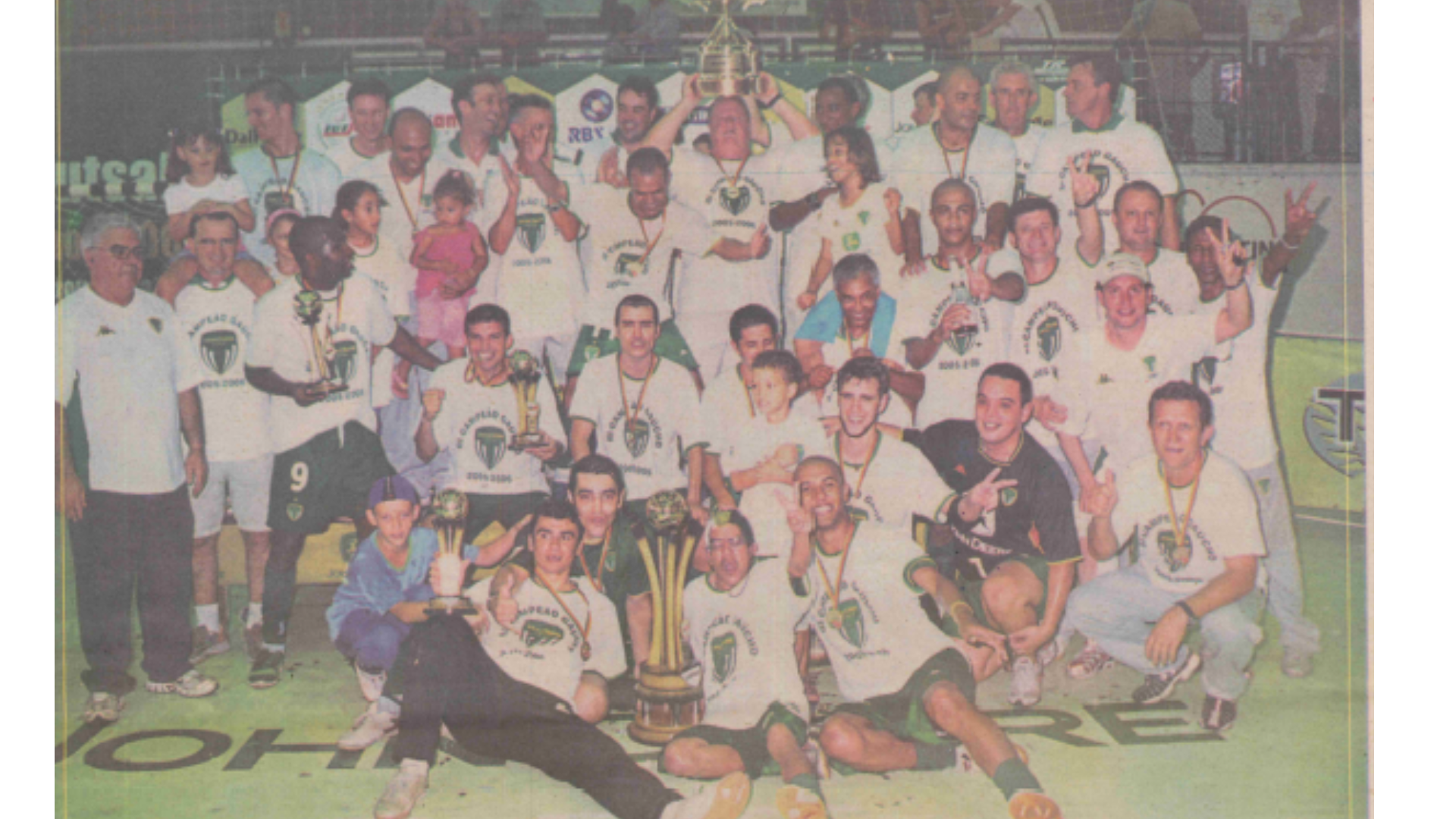 Conquista Um grupo do Horizontina está posando para uma foto com troféu e medalhas.