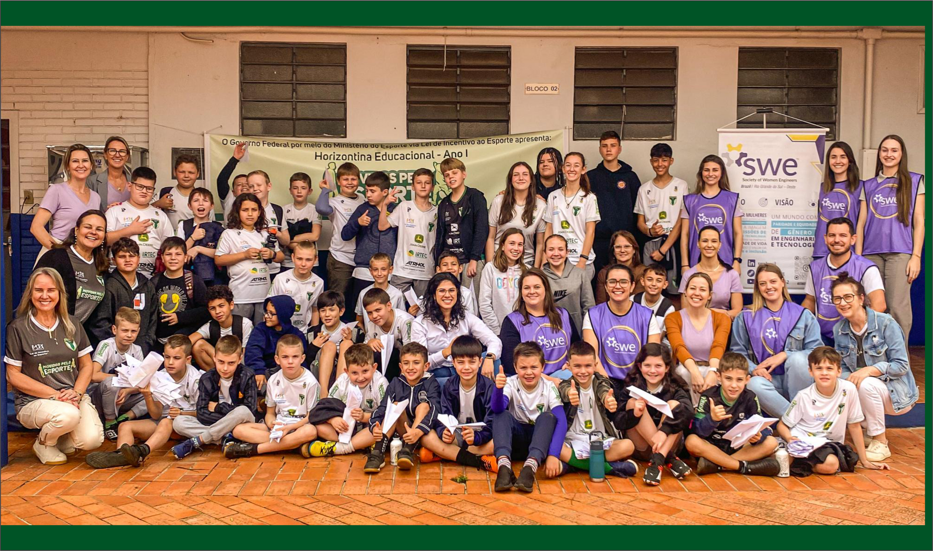 Grupo de jovens do projeto participando de um evento de conhecimento.