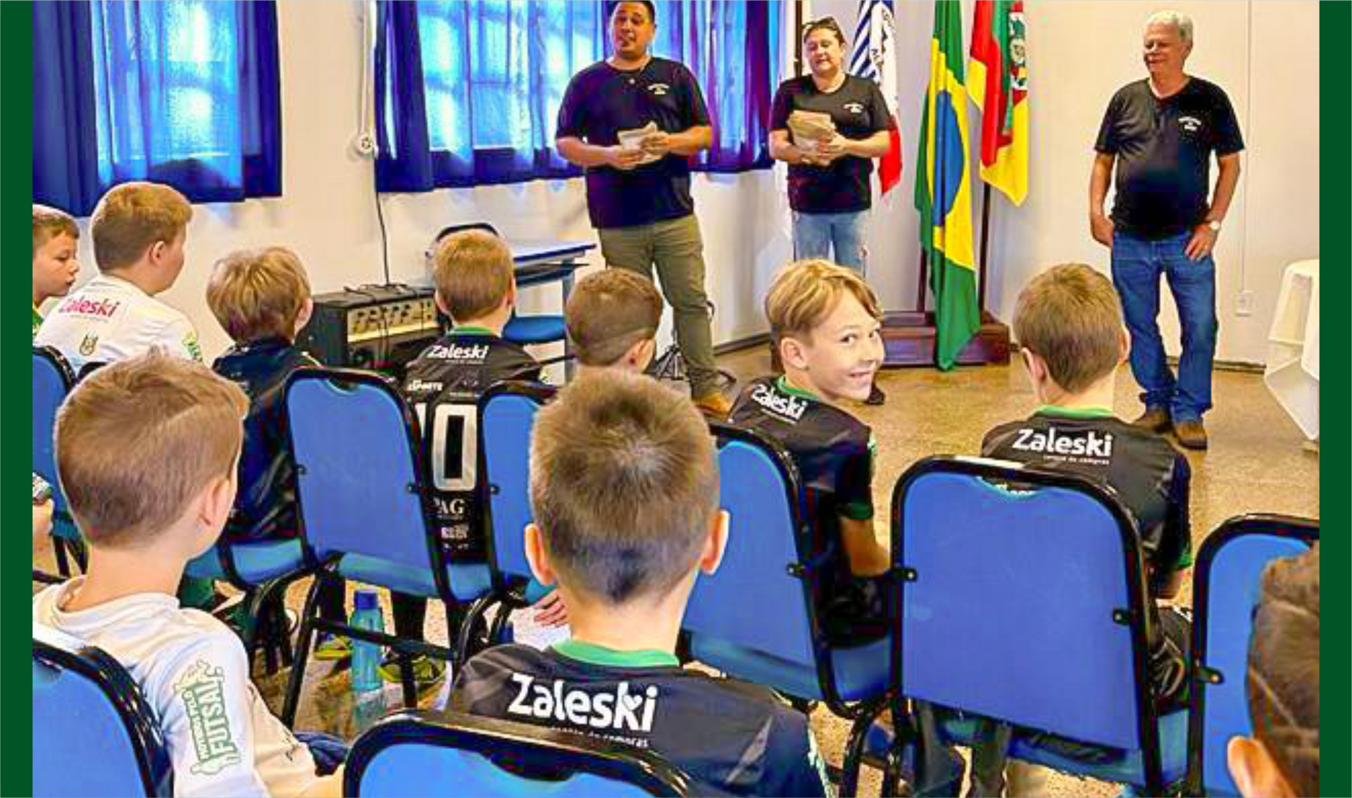 Jovens em sala de aula do projeto.