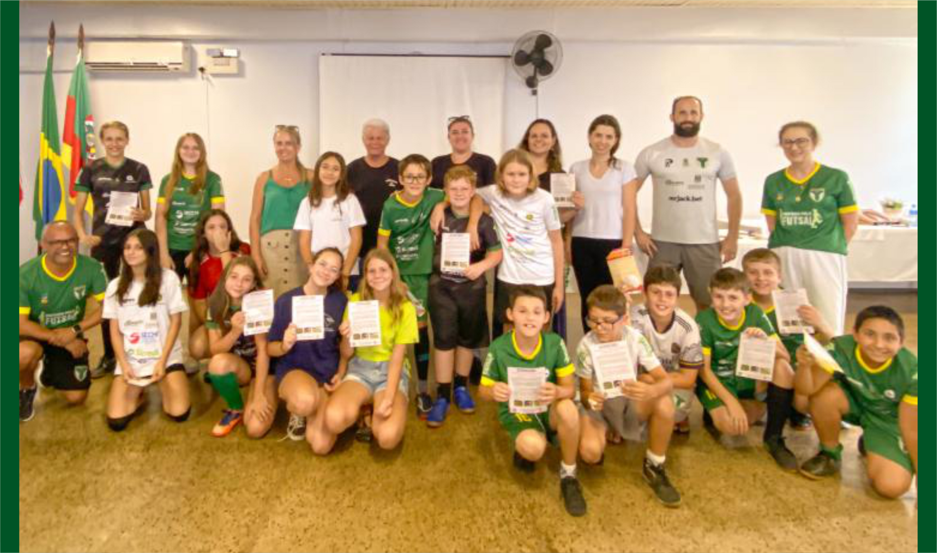 Alguns dos jovens do projeto segurando uma certificação de um curso.