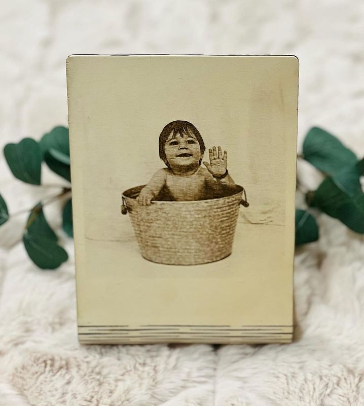 Ein Bild von einem Baby, das in einem Korb winkt