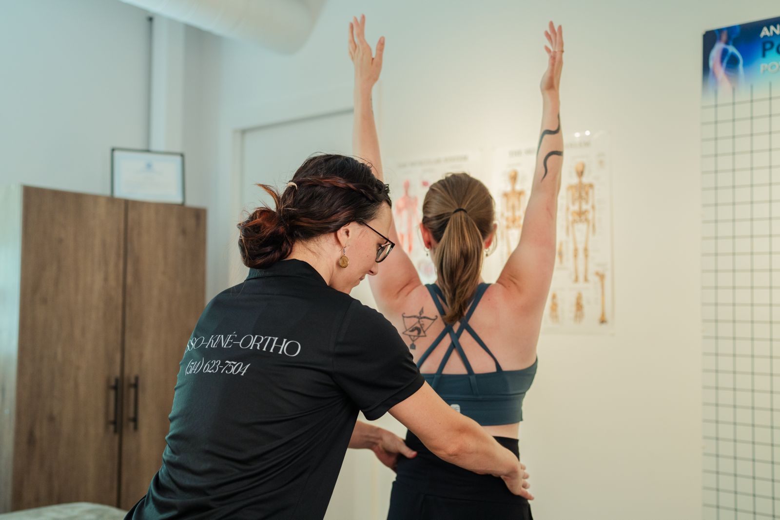 Un physiothérapeute aide un patient à faire des étirements des bras dans une salle de clinique lumineuse