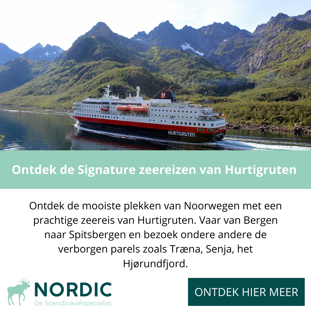 Een Hurtigruten-cruiseschip vaart door een schilderachtig Noors fjord met bergen op de achtergrond.