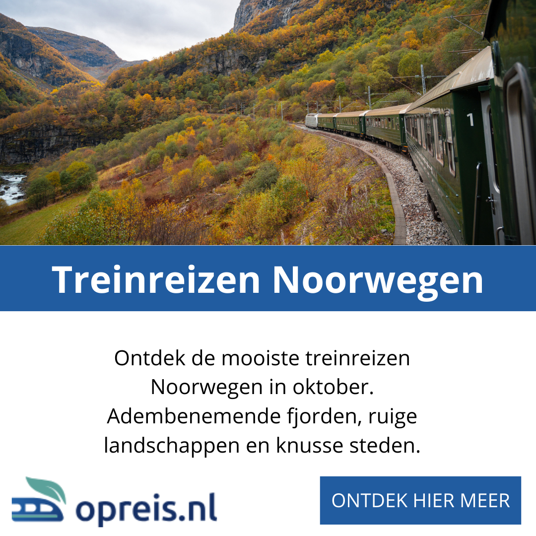 Een trein die door een schilderachtig herfstlandschap in Noorwegen rijdt, ter promotie van treinreizen.