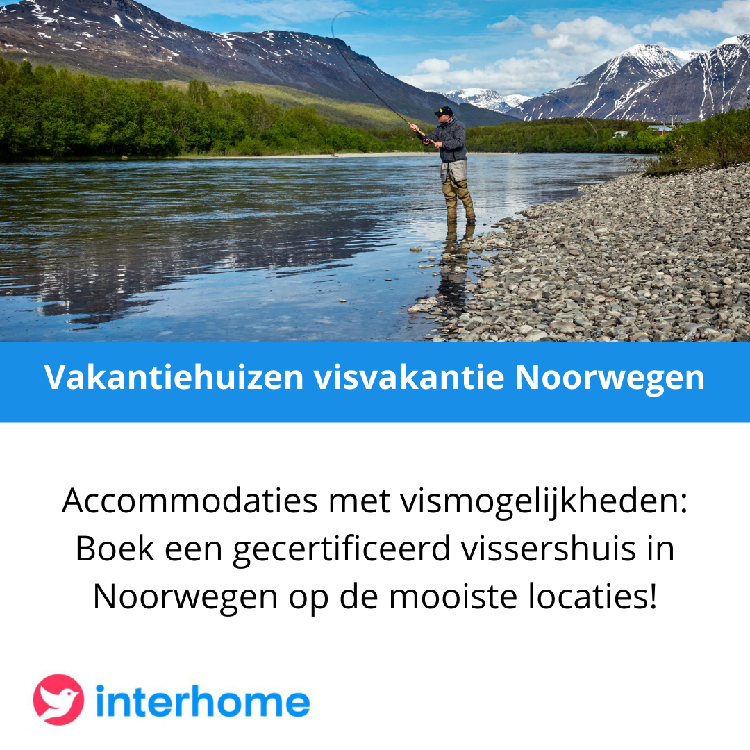 Een man vist in een rivier met bergen op de achtergrond