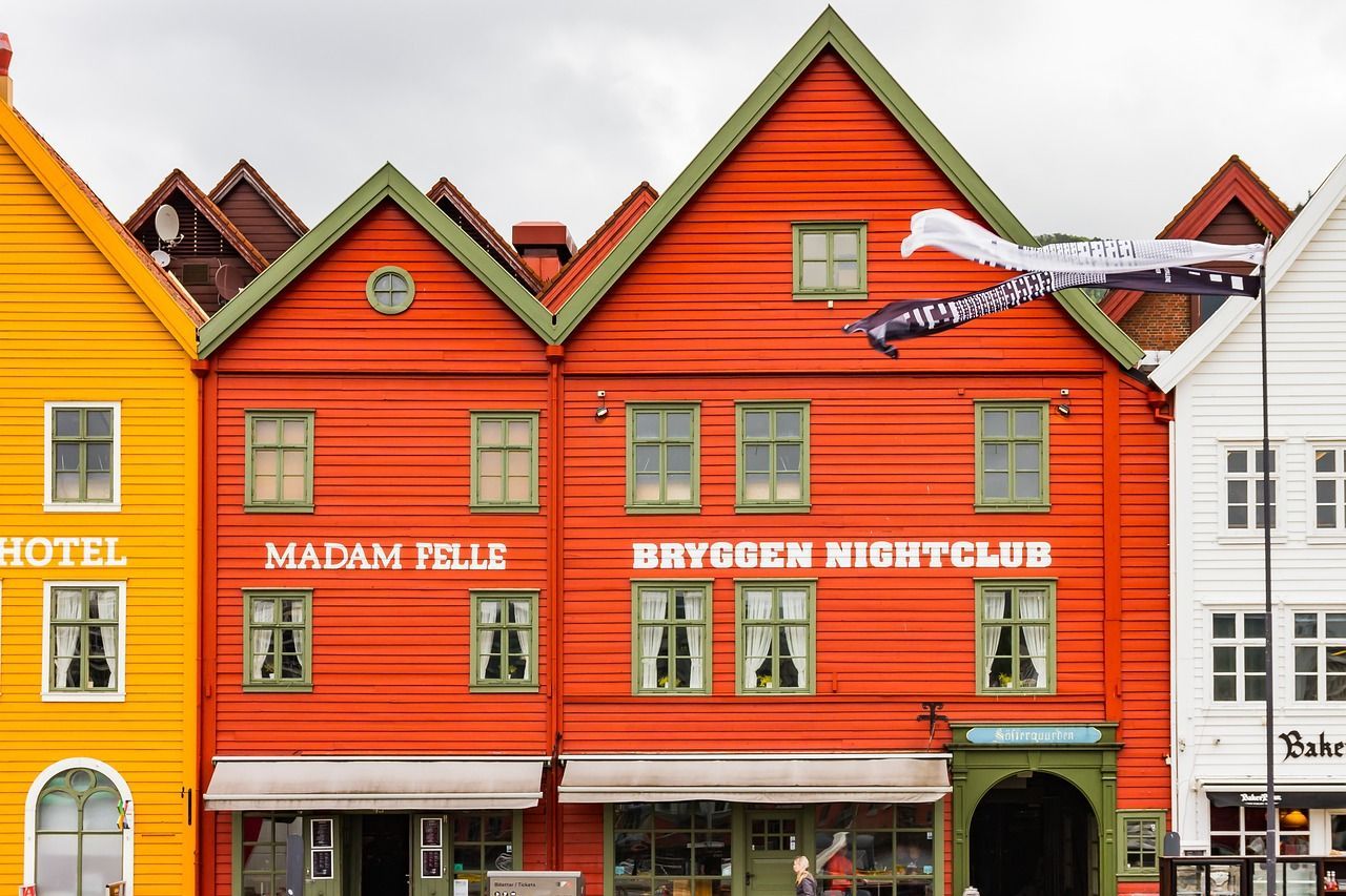Een rij gekleurde huizen met wapperende vaandels ervoor