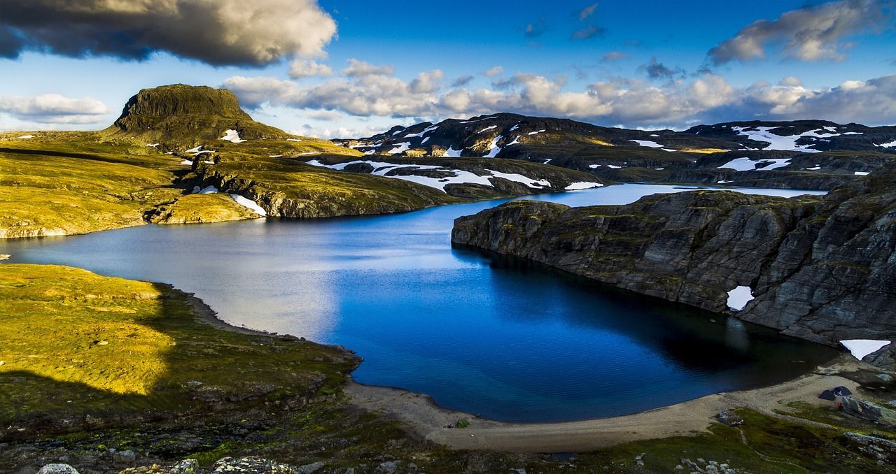 Er is een meer in het midden van een berg, omgeven door bergen.
