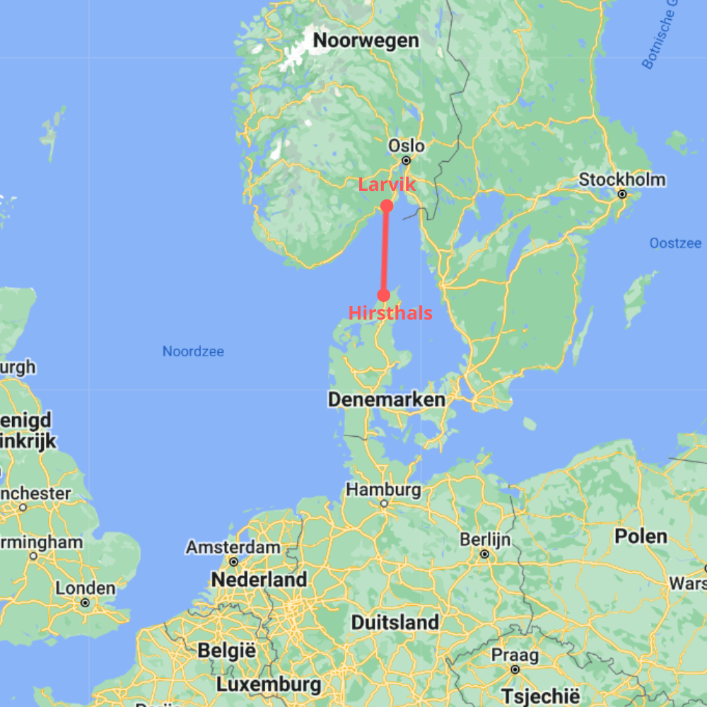 Een kaart met een rode lijn die Larvik in Noorwegen verbindt met Hirtshals in Denemarken, over de Skagerrak.