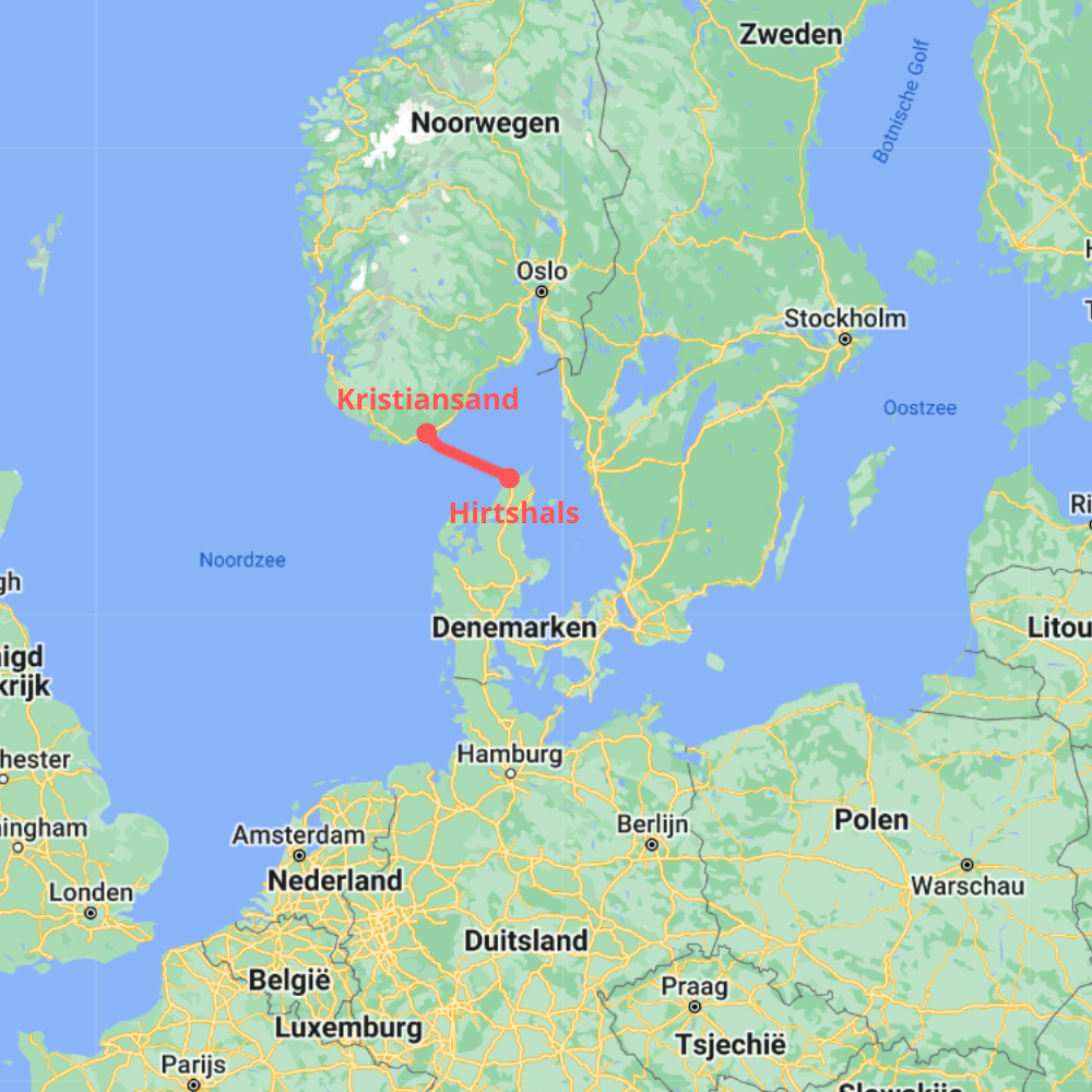 Een kaart van Noord-Europa waarop de veerbootroute tussen Kristiansand (Noorwegen) en Hirtshals (Denemarken) in rood is gemarkeerd.