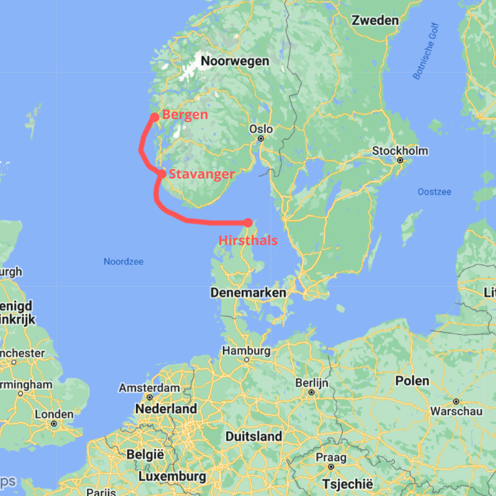 Een kaart van Noord-Europa waarop een rode veerbootroute is gemarkeerd van Bergen en Stavanger in Noorwegen naar Hirtshals in Denemarken.