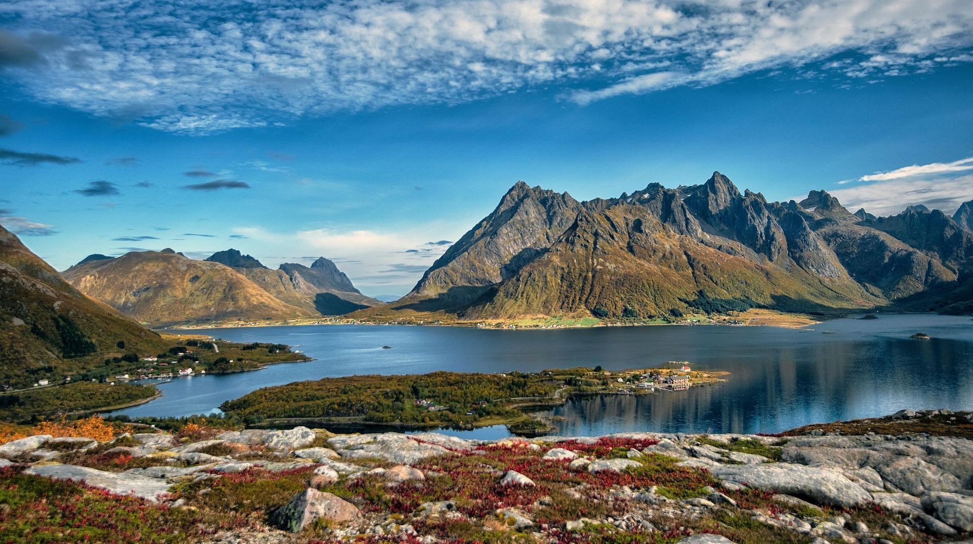 Een meer omgeven door bergen op een zonnige dag