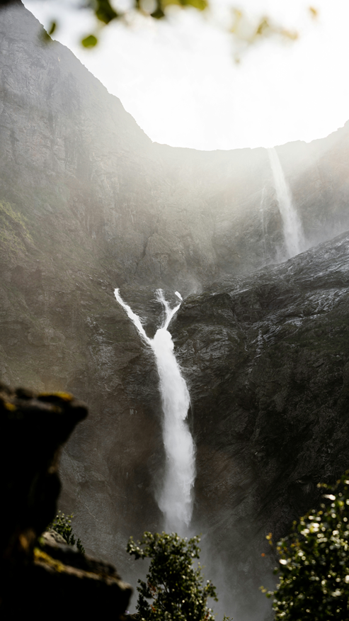 Er is een waterval in het midden van een berg.