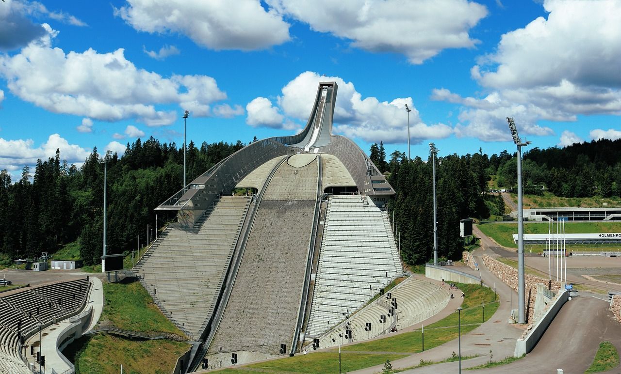 Een skischans met een trap die naar boven leidt