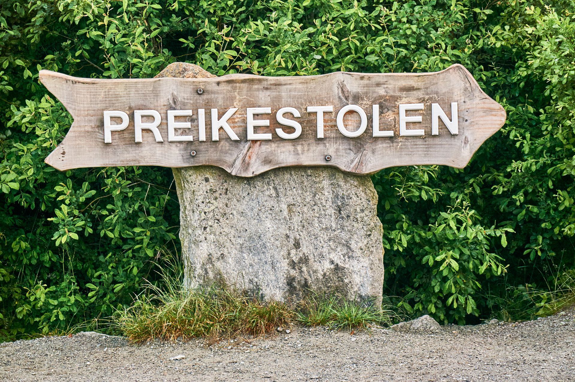 Een houten bord met de tekst preikestolen erop