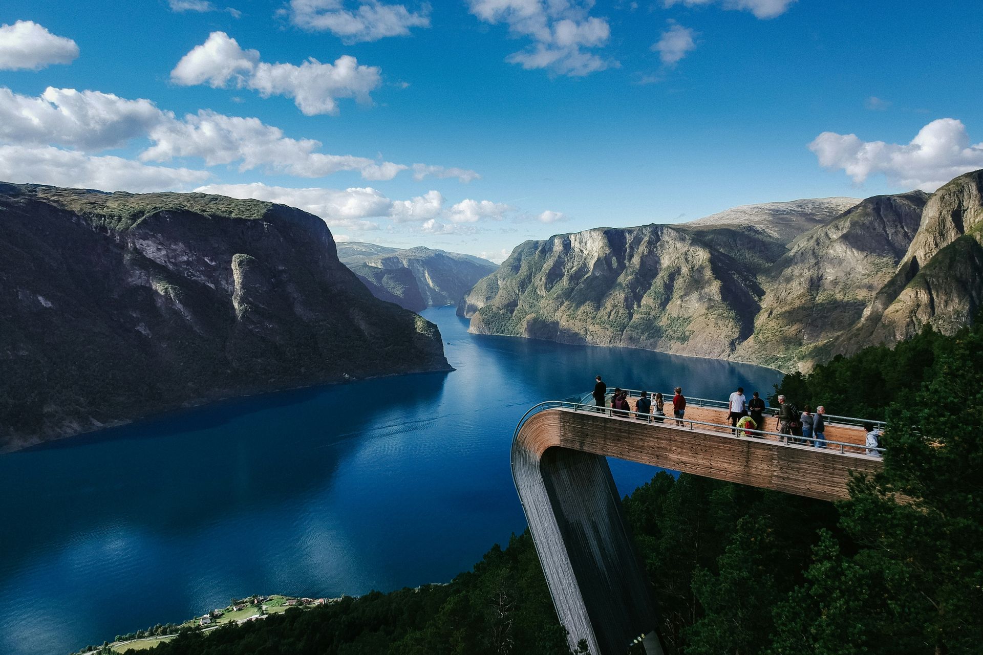 Adembenemend uitzicht vanaf Stegastein tijdens een rondreis Noorwegen, met majestueuze bergen en fjorden op de achtergrond.