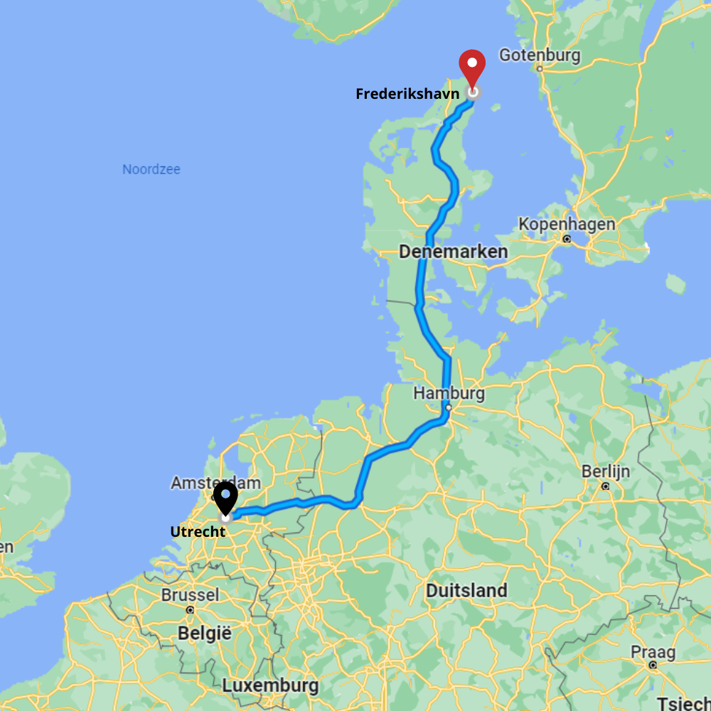 Een digitale kaart met een blauwe route die loopt van Utrecht in Nederland, via Duitsland naar Frederikshavn.