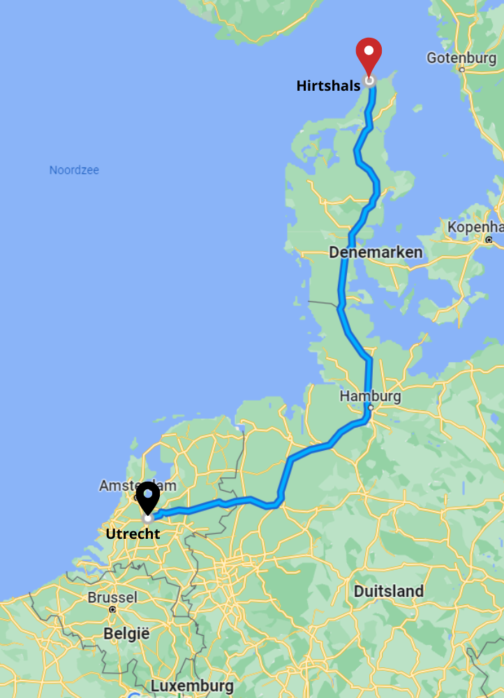 Een kaart met een autoroute van Utrecht, Nederland, naar Hirtshals, Denemarken, via Duitsland.