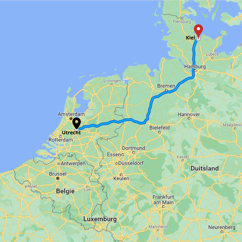 Een kaart met een blauwe route die Utrecht (Nederland) verbindt met Kiel (Duitsland), met locatieaanduidingen in beide steden.