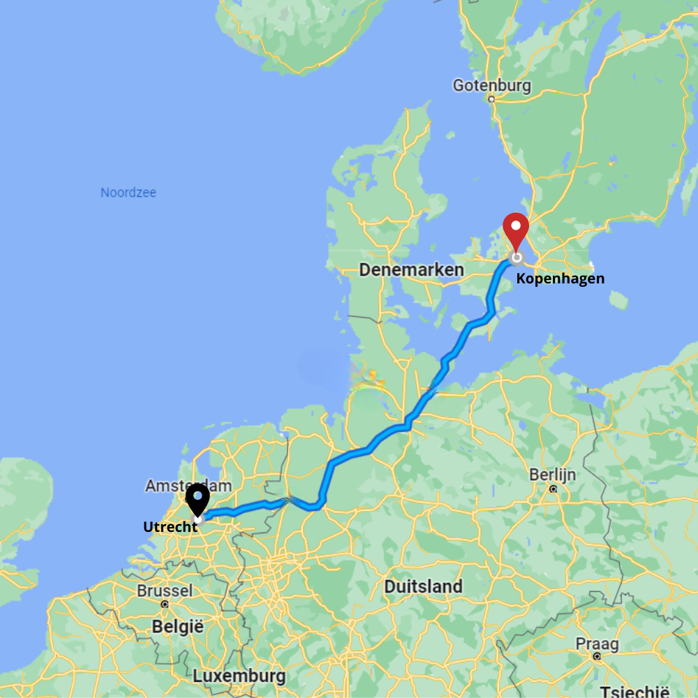 Een kaart met een blauwe route die Utrecht, Nederland, verbindt met Kopenhagen, Denemarken.
