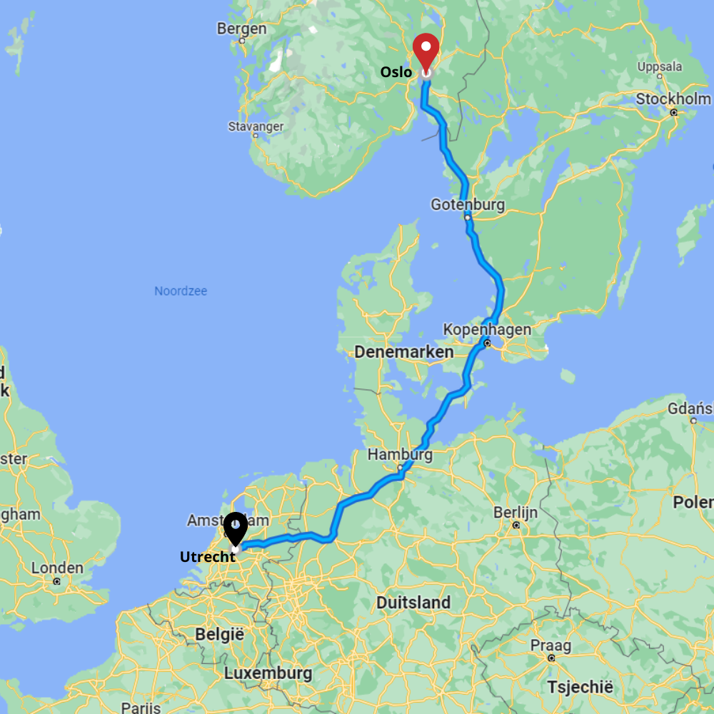 Een kaart van Noord-Europa met een blauw gemarkeerde reisroute van Oslo, Noorwegen, naar Utrecht, Nederland.
