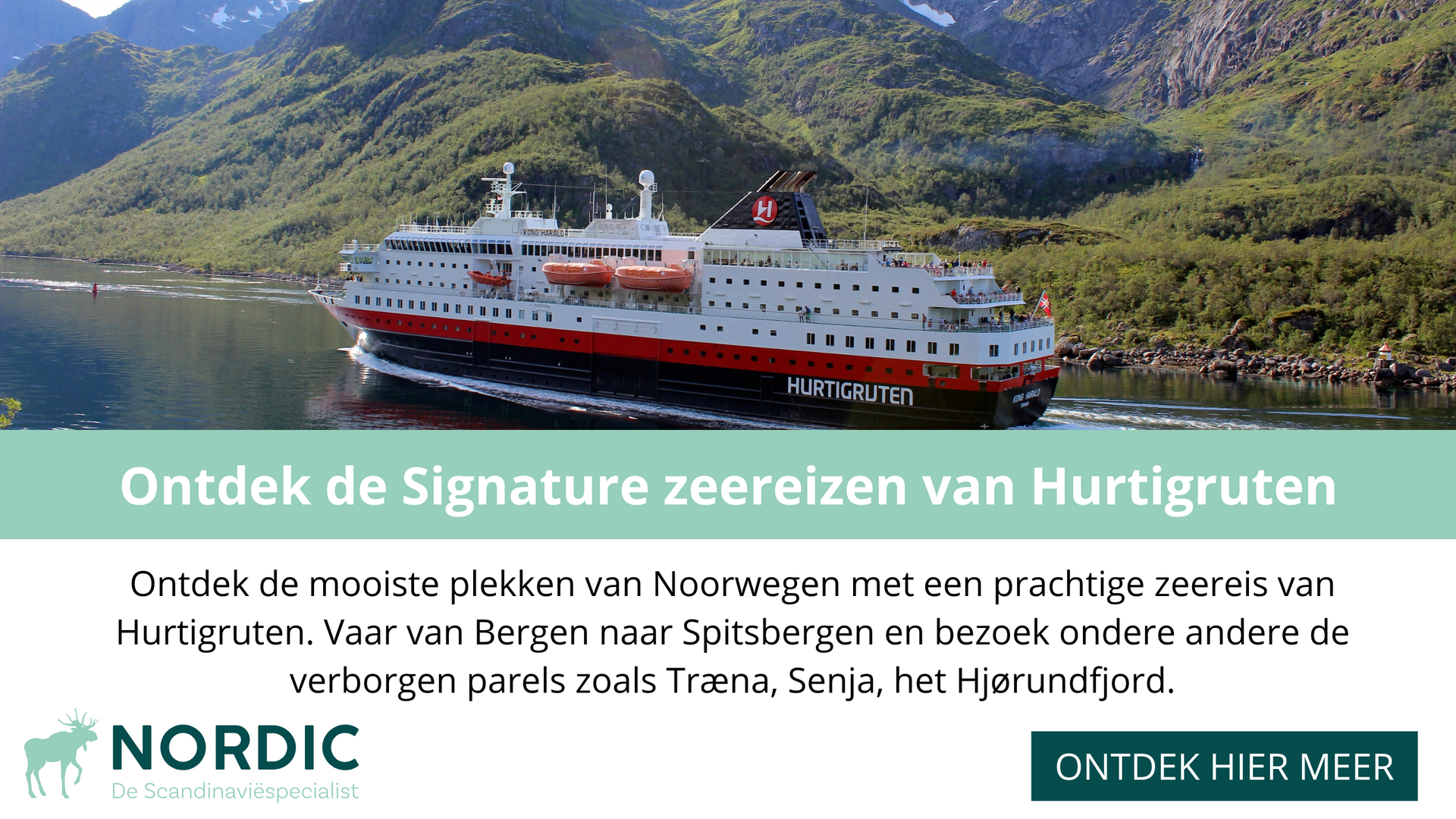 Een rood-wit Hurtigruten-cruiseschip vaart door een schilderachtig Noors fjord. Promotietekst nodigt uit tot het boeken van een reis.