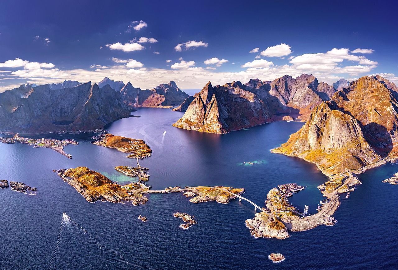 Een luchtfoto van een groot wateroppervlak, omgeven door bergen.