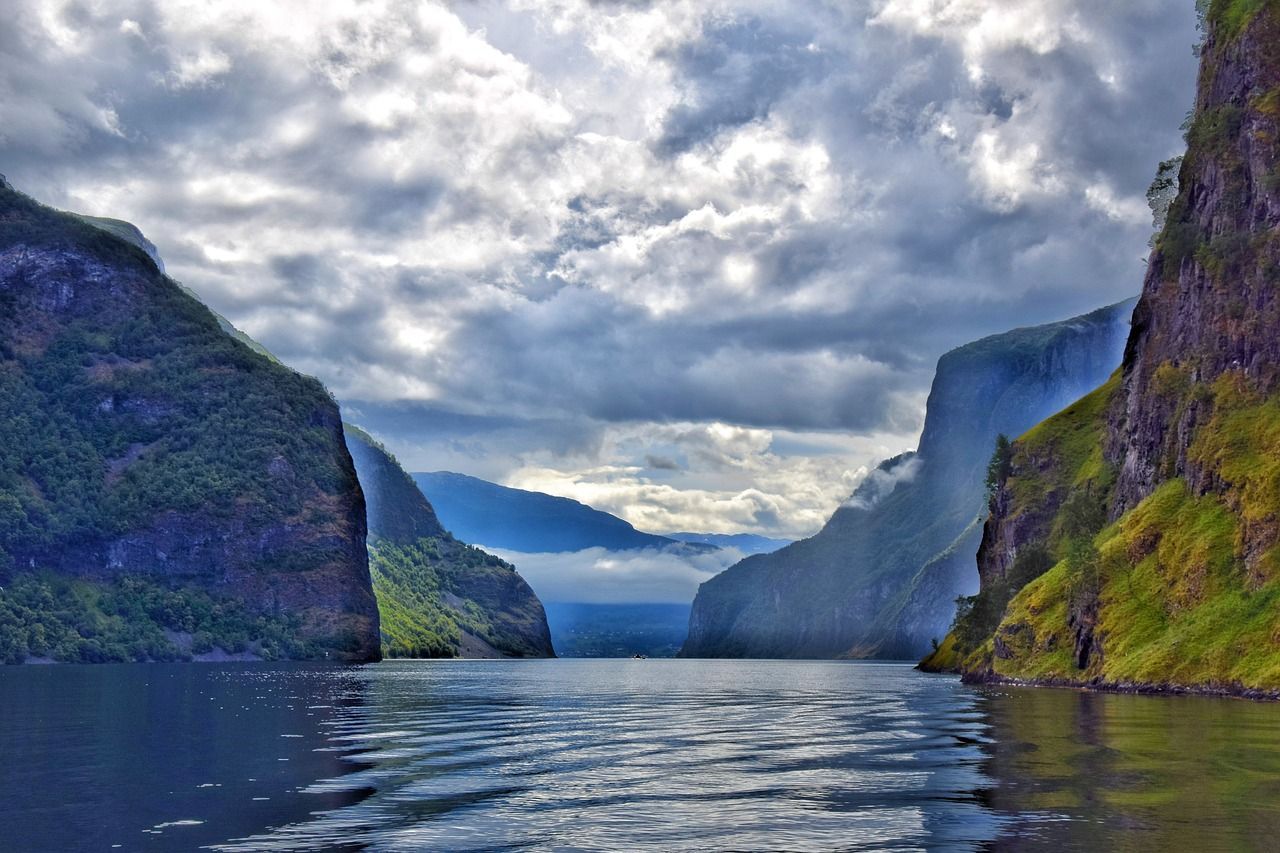 Een groot fjord omgeven door bergen en kliffen.