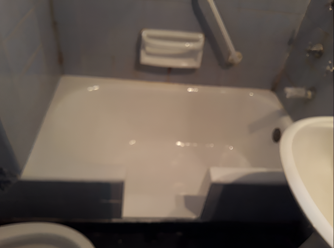 Bañera y lavabo en un pequeño baño alicatado con jabonera de pared.