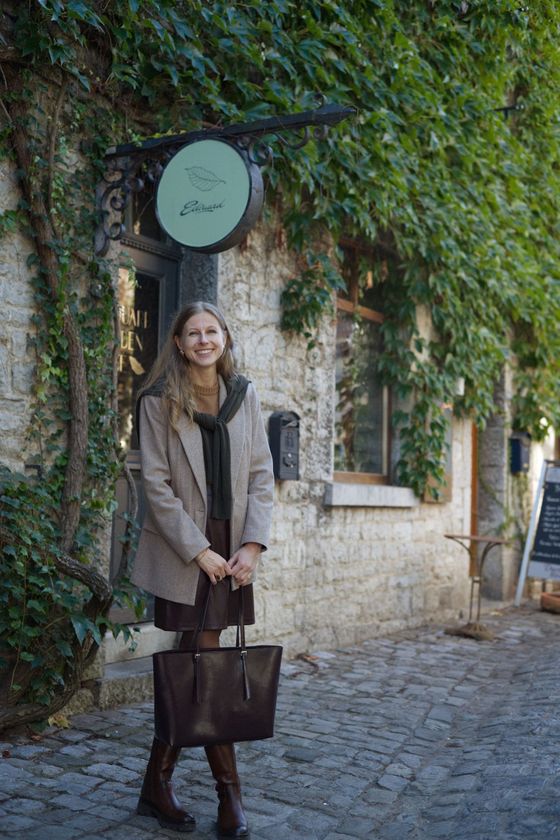 Felice lachend in gezellig straatje