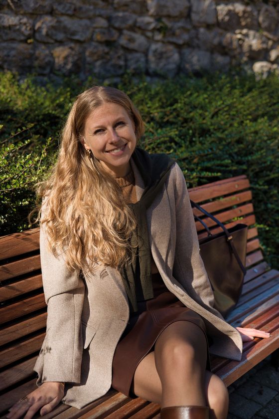 Felice zittend in de zon op een bankje