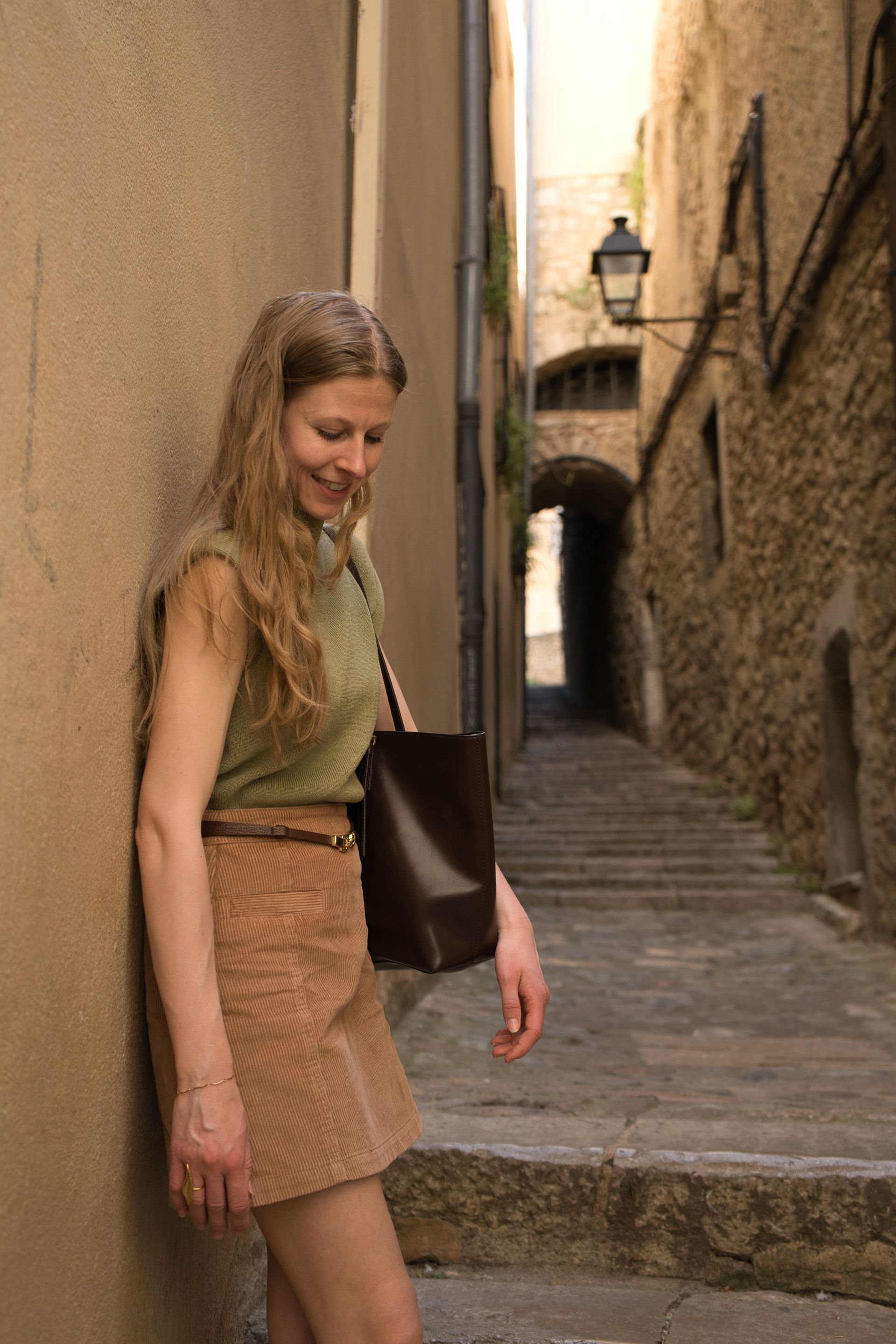 Felice in straatje Girona naar beneden kijkend