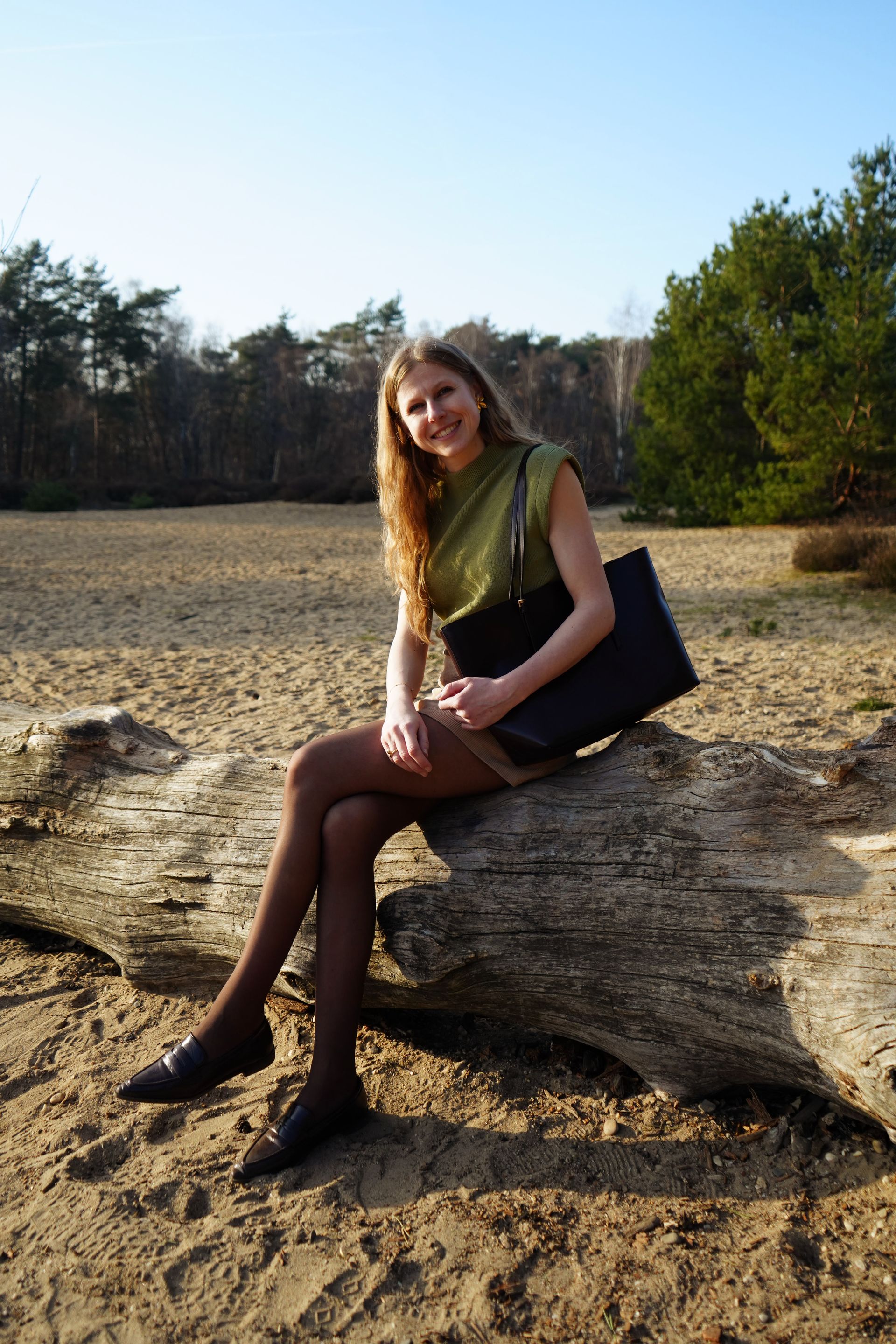 Felice op een boomstam