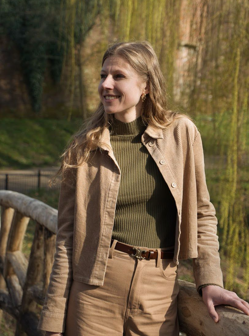 Felice op brug kijkt op zij