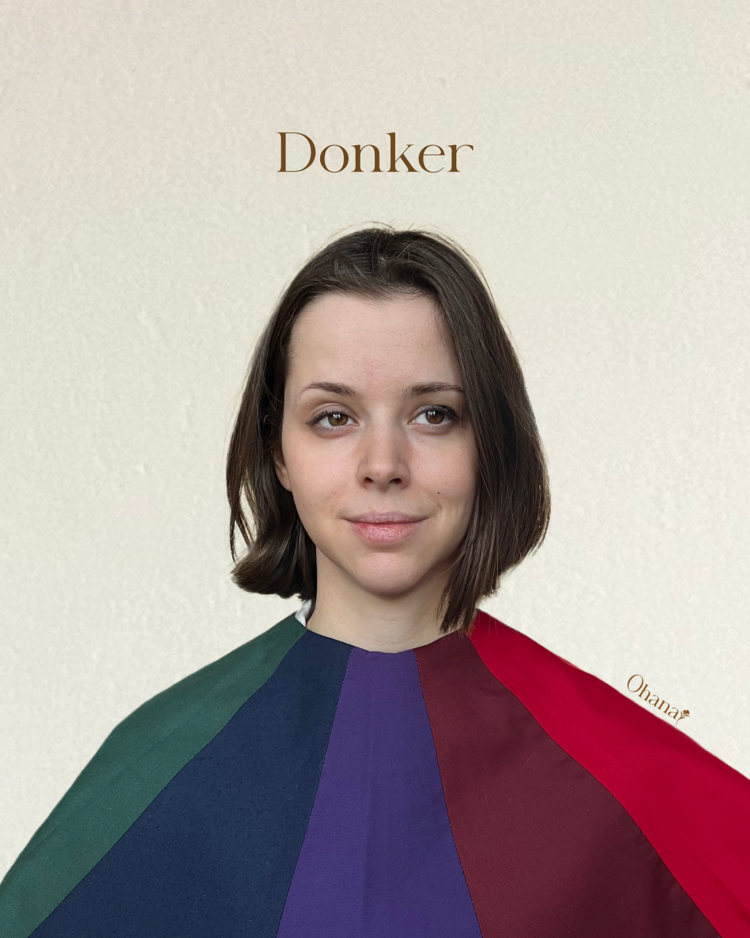 Model met donkere kleurkraag