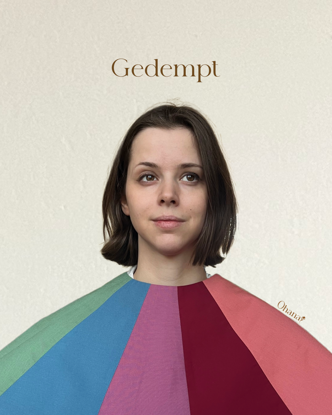 Model met gedempte kleurkraag