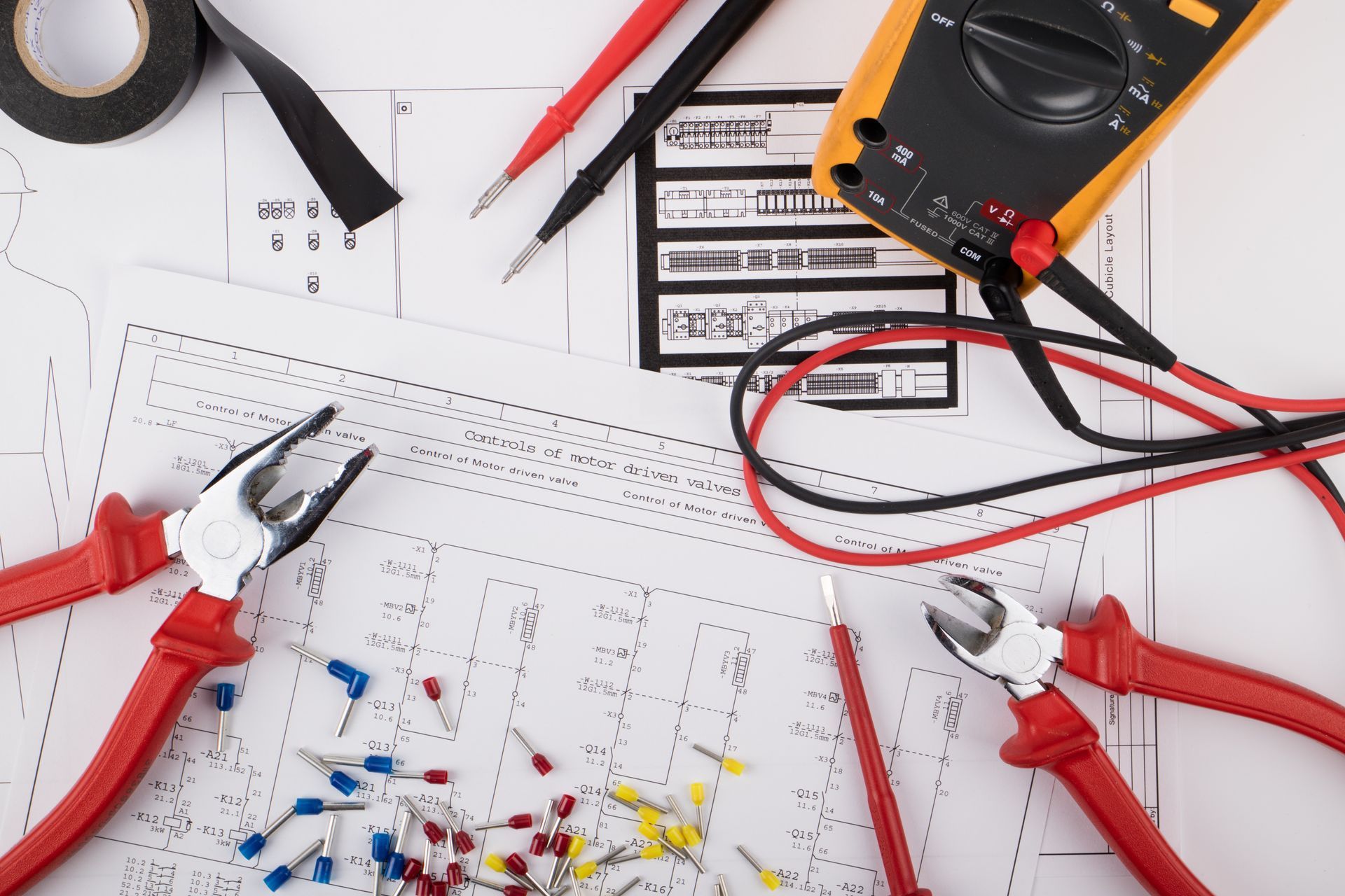 Outils de diagnostic et composants électriques sur schémas de circuits imprimés.
