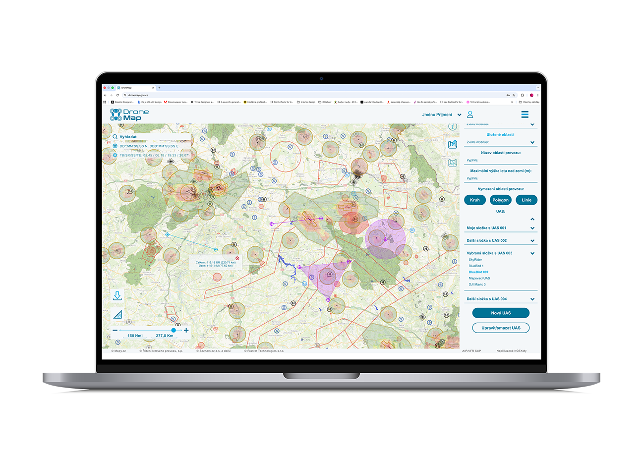 Notebook zobrazující plánovací aplikaci založenou na mapě s barevnými zónami a bočním panelem